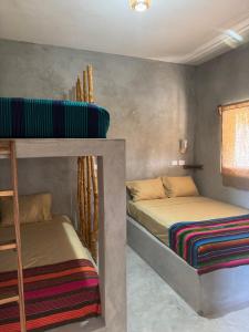 Ένα ή περισσότερα κρεβάτια σε δωμάτιο στο Mis Hibis