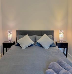 Postel nebo postele na pokoji v ubytování Brand-new flat, King Bed, Sofa Bed with full kitchen, Wi-Fi, self check-in Central location near everything