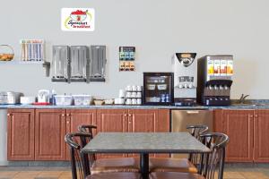 En restaurang eller annat matställe på Super 8 by Wyndham Portage La Prairie MB