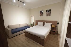 Una cama o camas en una habitación de Settle Inn Banafseg Apartments