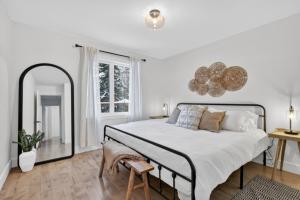 Ένα ή περισσότερα κρεβάτια σε δωμάτιο στο Luxurious Scandinavian Golf Chalet with Private Spa