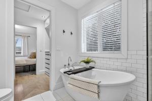 Ένα μπάνιο στο Luxurious Scandinavian Golf Chalet with Private Spa +41 φωτογραφίες