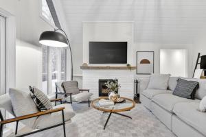 Μια τηλεόραση ή/και κέντρο ψυχαγωγίας στο Luxurious Scandinavian Golf Chalet with Private Spa