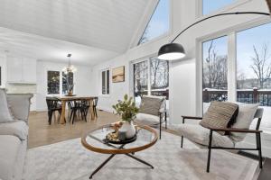 Χώρος καθιστικού στο Luxurious Scandinavian Golf Chalet with Private Spa