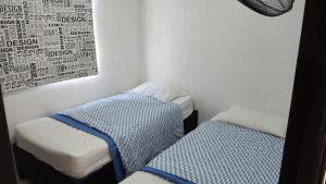 a room with two twin beds in a room at 2 Habitaciones 2Aires Reservas SL in Cúcuta