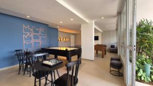 Next Residence في كامبيناس: غرفة طعام مع طاولة وكراسي في غرفة
