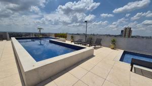 Next Residence في كامبيناس: حمام سباحة على سطح مبنى