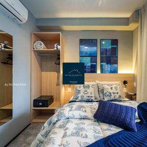 una camera da letto con un letto con un piumone blu e bianco di Edificio Hauz Mitre Vila Clementino a San Paolo