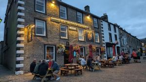 The Kings Arms Hotel في ريث: مجموعة من الناس يجلسون خارج المبنى