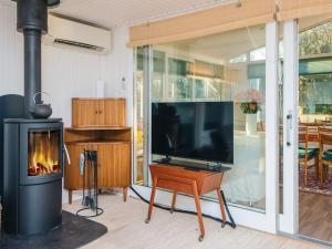 Μια τηλεόραση ή/και κέντρο ψυχαγωγίας στο 6 person holiday home in Tarm-By Traum