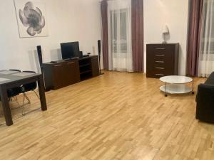 Телевизор и/или развлекательный центр в Platinum Towers Apartment A family place