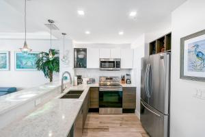 una cucina con frigorifero in acciaio inox di Starboard Elite CC-407 a Indianola