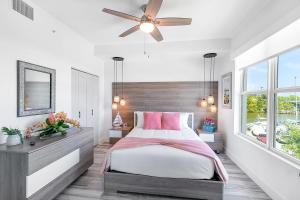 una camera da letto con un letto e un ventilatore a soffitto di Starboard Elite CC-407 a Indianola