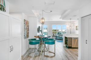 una cucina con tavolo e una cucina con armadietti bianchi di Starboard Elite CC-407 a Indianola