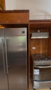 Acogedora, cómoda, muy funcional y muy optimizada في لوس أنجلوس: مطبخ مع ثلاجة ستانلس ستيل وموقد