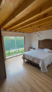 Acogedora, cómoda, muy funcional y muy optimizada في لوس أنجلوس: غرفة نوم بها سرير ونافذة كبيرة