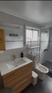 Acogedora, cómoda, muy funcional y muy optimizada في لوس أنجلوس: حمام مع حوض ومرحاض