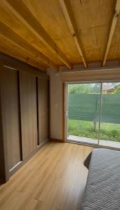 Acogedora, cómoda, muy funcional y muy optimizada في لوس أنجلوس: غرفة نوم مع نافذة كبيرة وسرير +4 صور