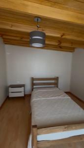 Acogedora, cómoda, muy funcional y muy optimizada في لوس أنجلوس: غرفة نوم بسرير وسقف خشبي