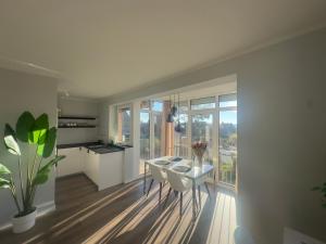 Una cocina y un comedor con mesa y sillas. en Ruhige Oase & Vollausstattung - AS1A, en Weissenfels