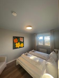 Un dormitorio con una cama y una ventana en Ruhige Oase & Vollausstattung - AS1A, en Weissenfels 8 fotos más