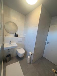 un baño con inodoro y lavabo en Ruhige Oase & Vollausstattung - AS1A, en Weissenfels