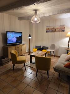 TV a/nebo společenská místnost v ubytování Grande Maison de Famille Cosy