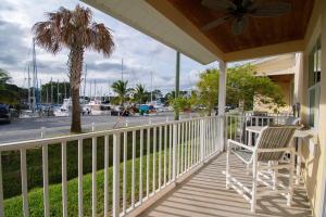 un portico con tavolo, sedie e palma di 3BR Townhouse CC-5-101 a Indianola