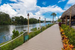 una passerella di legno accanto a un fiume di 3BR Townhouse CC-5-103 a Indianola