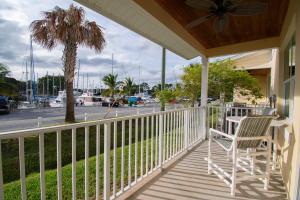 una veranda con sedia e palma di 3BR Townhouse CC-5-103 a Indianola