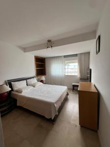 Ένα ή περισσότερα κρεβάτια σε δωμάτιο στο El hambra 24