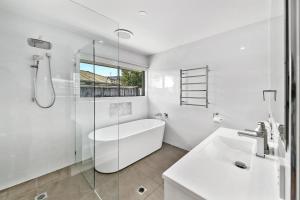 Et badeværelse på Mooloolaba Waterfront Living - Pool, BBQ + 13 billeder