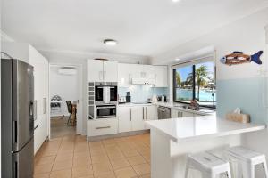 Køkken eller tekøkken på Mooloolaba Waterfront Living - Pool, BBQ
