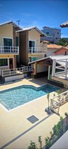 een huis met een zwembad voor een huis bij CL Sunset House in Búzios