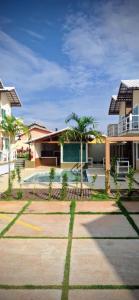 een resort met een zwembad en enkele gebouwen bij CL Sunset House in Búzios