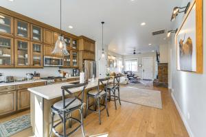 Η κουζίνα ή μικρή κουζίνα στο Hot Tub and Fire Pit Modern Flagstaff Home +13 φωτογραφίες