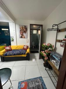 カイエンヌにあるStudio F cosyのベッドルーム1室(黄色いベッド1台付) +1枚の写真