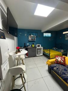 カイエンヌにあるStudio F cosyのテーブルとキッチンのあるリビングルーム