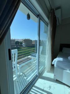 een kamer met een balkon, een bed en een raam bij Villa Pure Luxor in Luxor +53 foto's