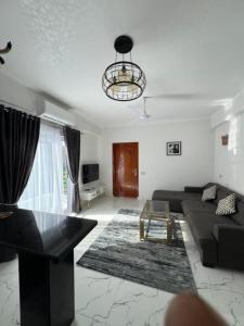 een woonkamer met een bank en een tafel bij Villa Pure Luxor in Luxor