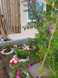 een tuin met paddenstoelen en bloemen voor een gebouw bij CL Sunset House in Búzios