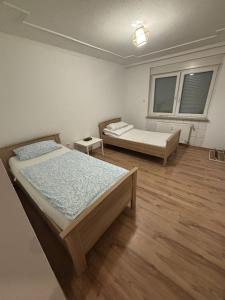 En eller flere senge i et værelse på Speedstay oberhausen