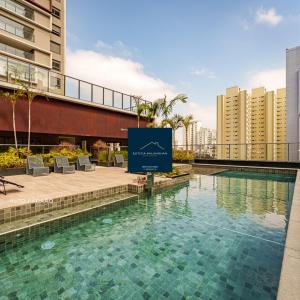 una piscina con un cartello di fronte a un edificio di Edificio Hauz Mitre Vila Clementino a San Paolo