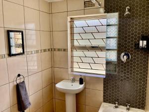 BelharUnit 1 GatherPoint Sleeps 6 Self-Catering Group in Belhar, Cape Town的浴室里有洗手池和镜子 更多16张照片