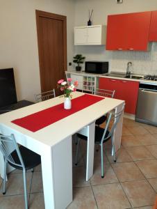 Kuchyň nebo kuchyňský kout v ubytování Roero House