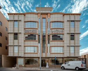 Bangunan di mana terletaknya aparthotel ini