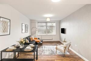 a living room with a table and a couch at 1Bed Gem Central Bletchley Perfect for Contractors in Bletchley
