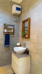 Ένα μπάνιο στο The apartments-Bwebajja +47 φωτογραφίες