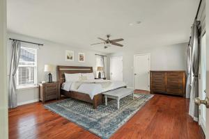 een slaapkamer met een bed en een plafondventilator bij The Oak Haven - 3BR with Pool Billiards & Arcade in Austin