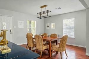 een eetkamer met een houten tafel en stoelen bij The Oak Haven - 3BR with Pool Billiards & Arcade in Austin